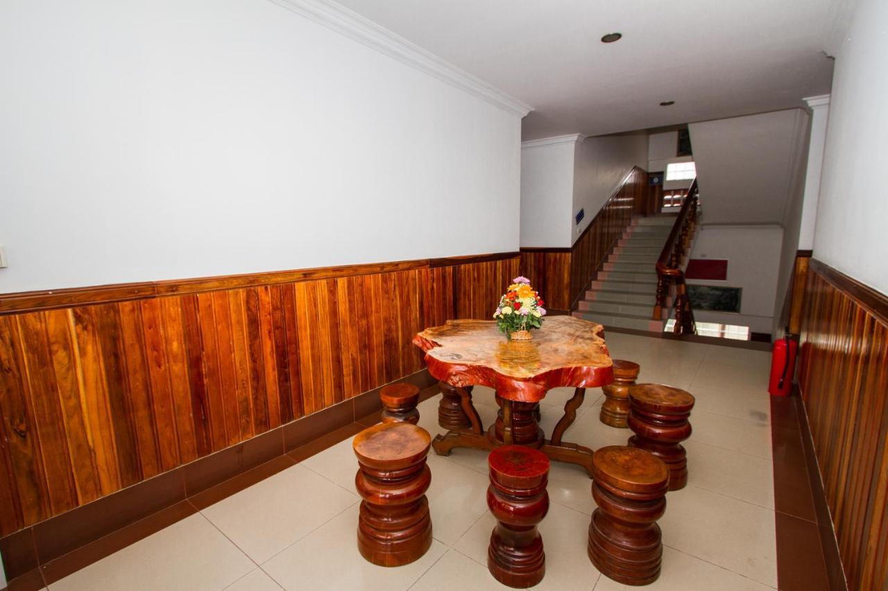 Botoum Hotel Sziszophon Kültér fotó
