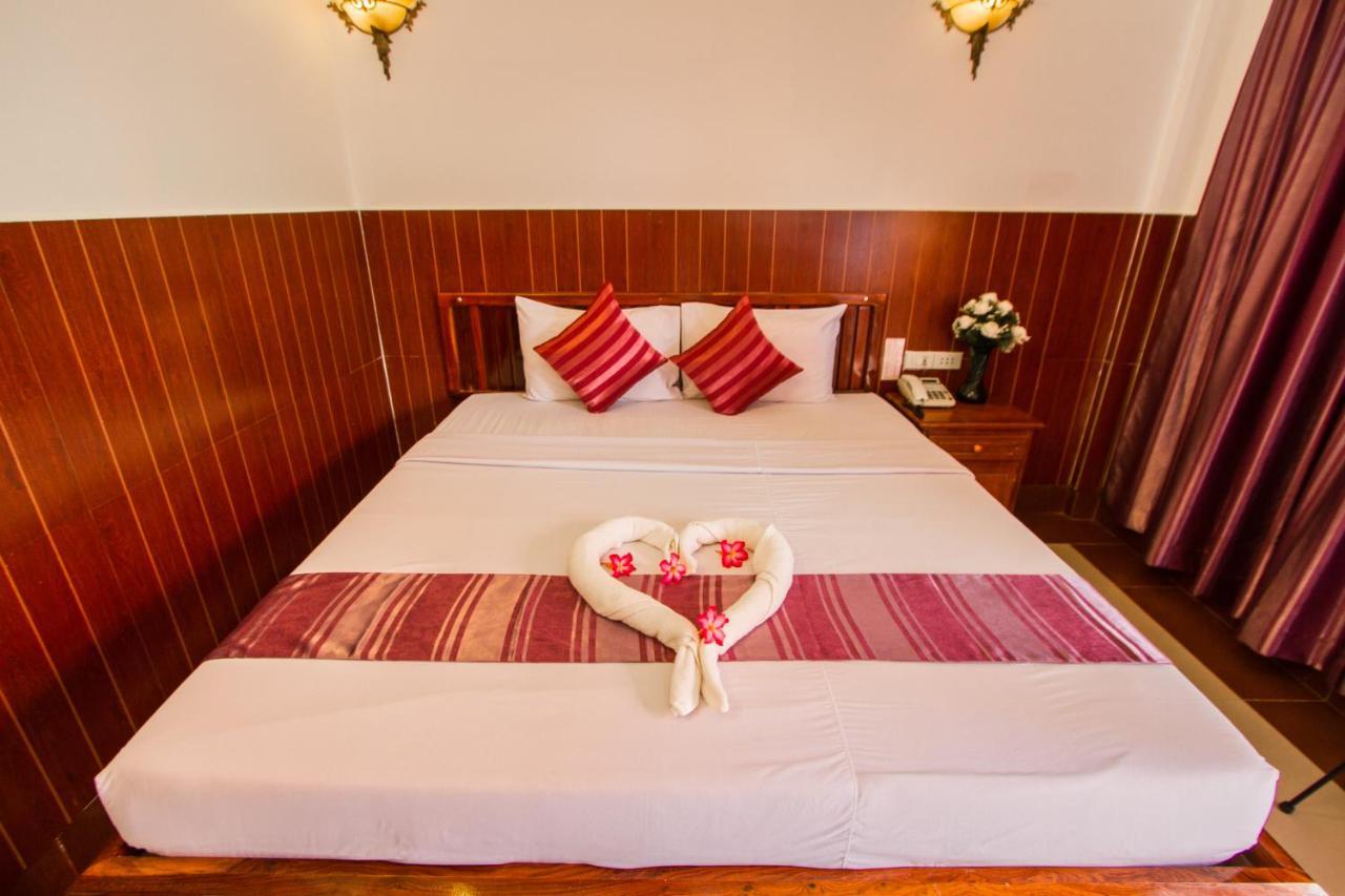 Botoum Hotel Sziszophon Szoba fotó