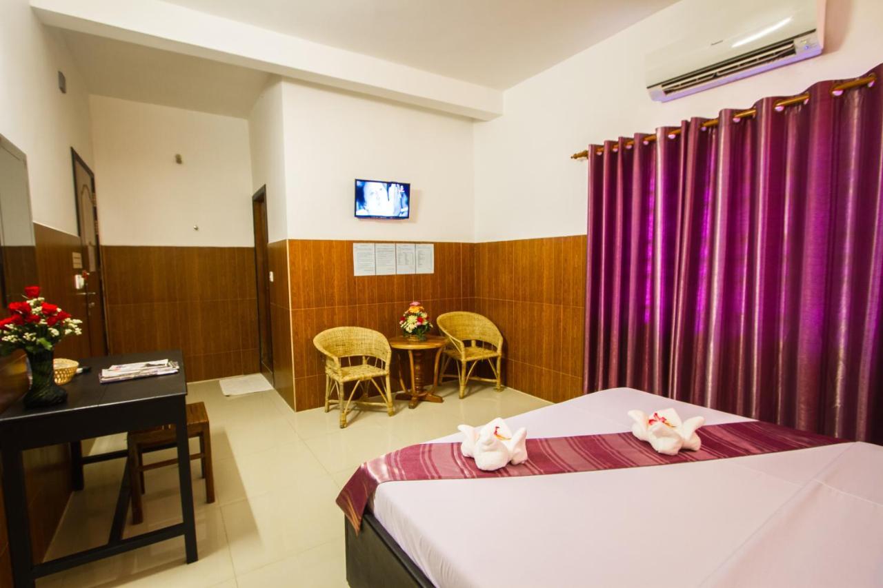 Botoum Hotel Sziszophon Szoba fotó
