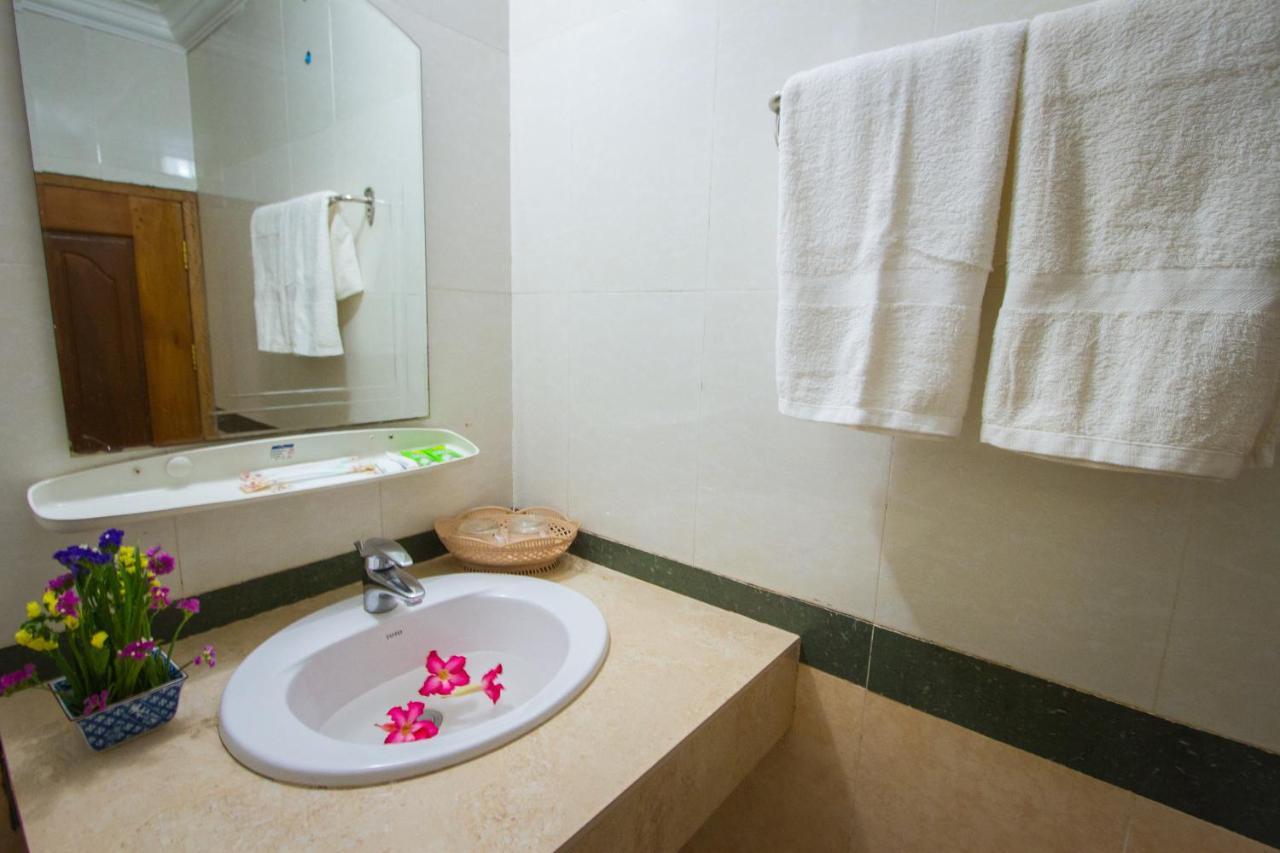 Botoum Hotel Sziszophon Szoba fotó