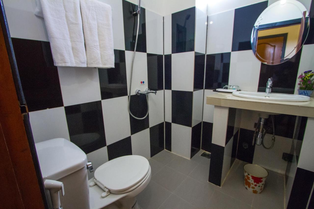 Botoum Hotel Sziszophon Szoba fotó