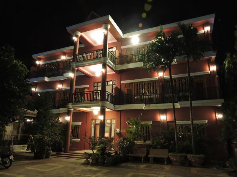 Botoum Hotel Sziszophon Kültér fotó