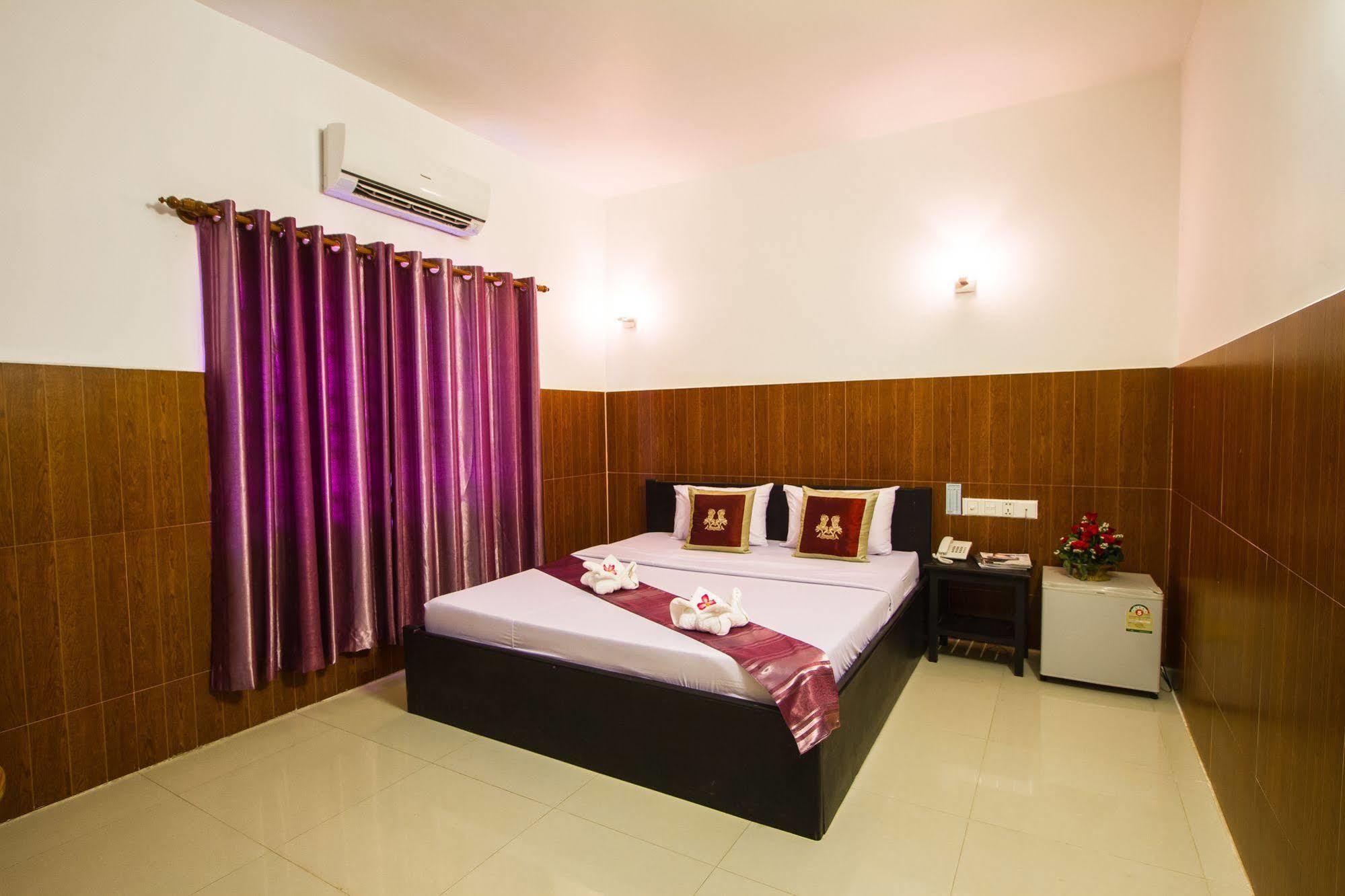 Botoum Hotel Sziszophon Kültér fotó