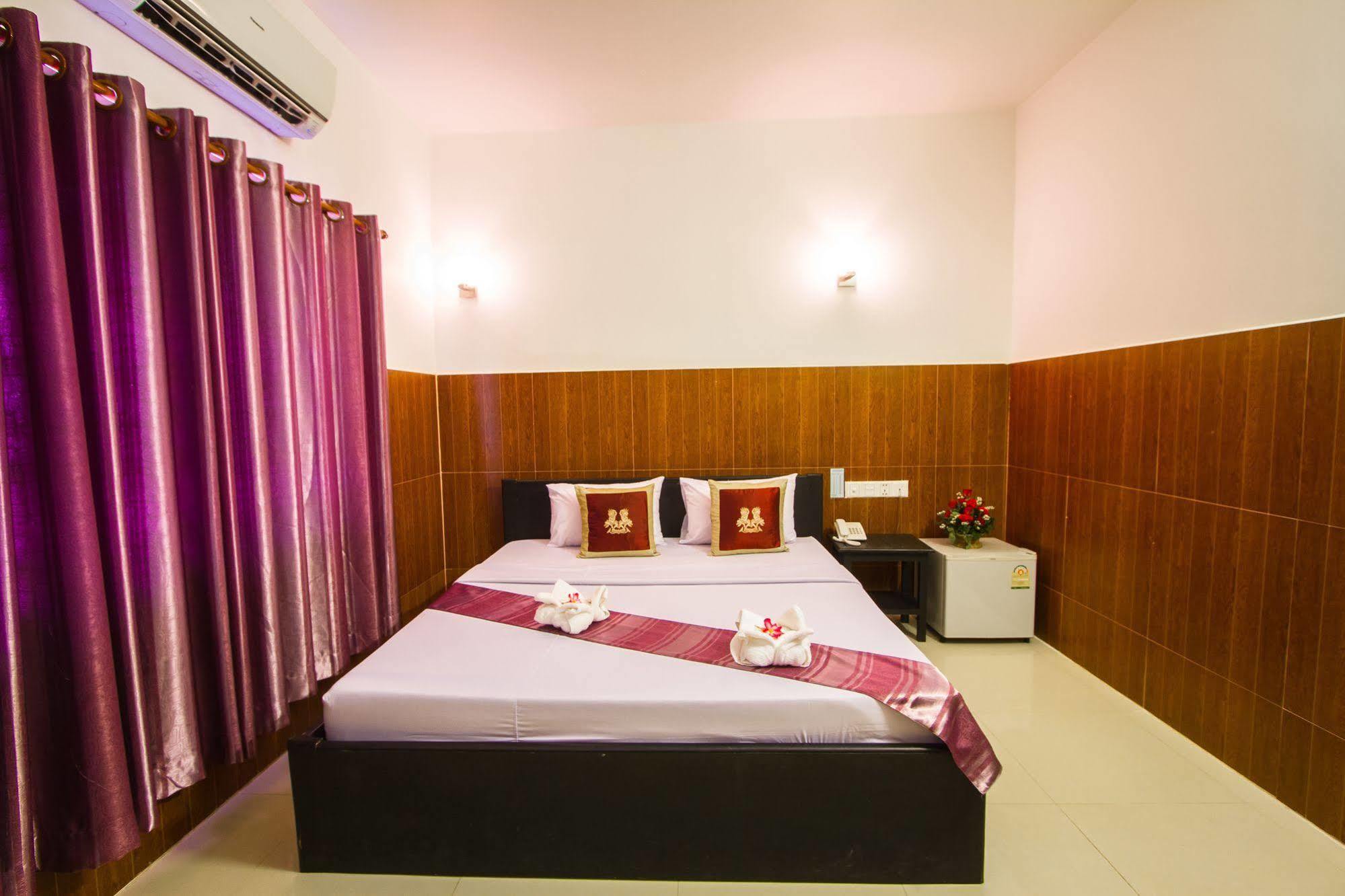 Botoum Hotel Sziszophon Kültér fotó